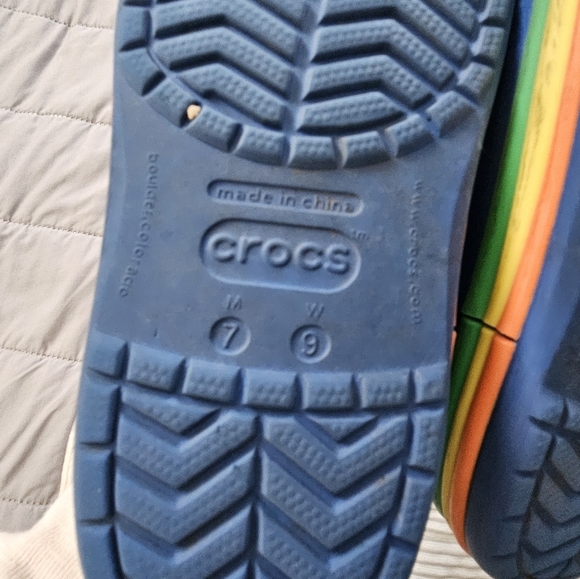 Crocs womens Blue w rainbow stripe bottom.  Size 9 W 7M - Picture 7 of 8